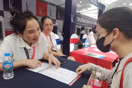 Thí sinh tư vấn chọn ngành tại gian hàng của Đại học Thăng Long. (Ảnh: PV/Vietnam+)