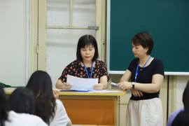 Thí sinh làm thủ tục dự thi tốt nghiệp trung học phổ thông chiều nay. (Ảnh: Hoài Nam/Vietnam+)