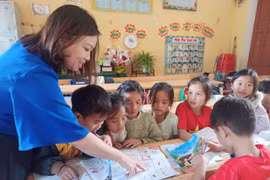 Nguyễn Bích Thu và các em học sinh Trường Phổ thông Dân tộc bán trú Tiểu học Khao Mang, huyện Mù Cang Chải, tỉnh Yên Bái. (Ảnh: Phạm Mai/Vietnam+)