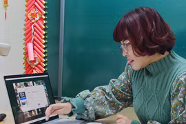Giáo viên quận Ba Đình ứng dụng công nghệ thông tin trong dạy và học. (Ảnh: PV/Vietnam+)