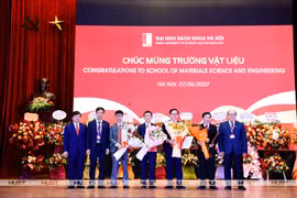 Lãnh đạo Đại học Bách khoa Hà Nội trao quyết định nhân sự cho các trường mới. (Ảnh: hust.edu.vn)