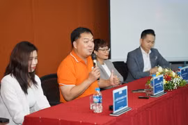 Các diễn giả chia sẻ tại buổi tọa đàm. (Ảnh: PV/Vietnam+)