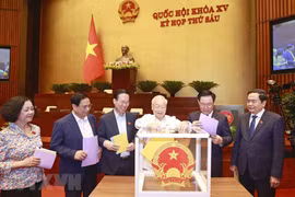 Tổng Bí thư Nguyễn Phú Trọng và các lãnh đạo Đảng, Nhà nước bỏ phiếu tín nhiệm. (Ảnh: Doãn Tấn/TTXVN)