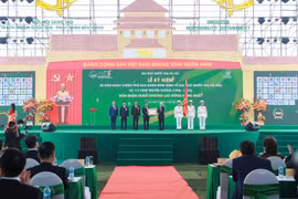 Đại học Quốc gia Hà Nội nhận Huân chương Lao động hạng Nhất. (Ảnh: PV/Vietnam+)