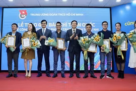 Ban tổ chức trao giải A cho các tác giả, nhóm tác giả thể loại báo in và báo điện tử. (Ảnh: Báo Tiền Phong)