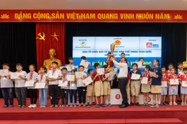 Ban tổ chức trao giải cho các cá nhân. (Ảnh: Bộ GD-ĐT)
