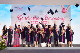 Niềm vui của Madam Thái Hương và các em học sinh lớp 12 TH School trong ngày bế giảng. (Ảnh: PV/Vietnam+)