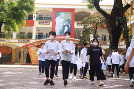 Thí sinh bước ra khỏi điểm thi sau khi hoàn tất bài thi Ngữ văn (Ảnh: Hoài Nam/Vietnam+)