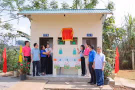 10 nhà vệ sinh mới của học sinh Tuyên Quang đã chính thức được khánh thành. (Ảnh: Minh Sơn/Vietnam+)