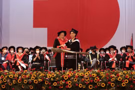 Đỗ Hữu Thành vinh dự nhận giải thưởng Sinh viên xuất sắc Đại học RMIT năm 2023. (Ảnh: PV)