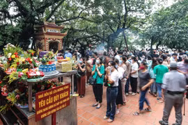 Trưa 19/8, rất đông người dân tập trung tại sân Phủ Tây Hồ tiềm ẩn nguy cơ lây nhiễm dịch bệnh. (Ảnh: Thành Đạt/TTXVN)