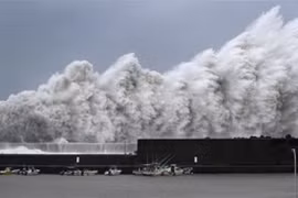 Sóng lớn xô vào cảng ở Aki, tỉnh Kochi, miền tây Nhật Bản trong bão Jebi ngày 4/9. (Ảnh: Kyodo/TTXVN)