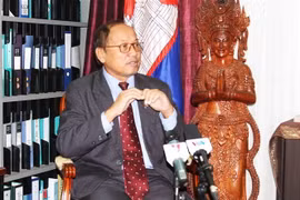 Ông Phay Siphan, Bộ trưởng, người phát ngôn Văn phòng Hội đồng Bộ trưởng Campuchia trả lời phỏng vấn của phóng viên. (Ảnh: TTXVN)