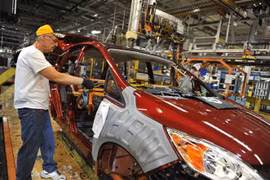 Công nhân làm việc trên dây chuyền lắp ráp xe ôtô tại nhà máy sản xuất xe Ford ở Wayne, Michigan, Mỹ. (Ảnh: AFP/TTXVN)