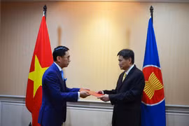 Đại sứ Trần Đức Bình (bên trái) trình Thư ủy nhiệm lên Tổng Thư ký ASEAN Lim Jock Hoi. (Ảnh: Đỗ Quyên/TTXVN)