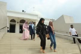 Các tín đồ ra về sau buổi lễ. (Ảnh: Đỗ Quyên/Vietnam+)