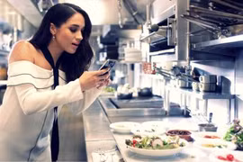 Lý giải vẻ đẹp đầy sức sống của Meghan Markle qua thực đơn ăn uống
