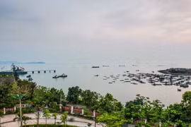 Một góc bến thuyền trên xã đảo Nghi Sơn và khu vực cầu cảng nước sâu Nghi Sơn, Thanh Hóa.(Ảnh: Trọng Đạt/TTXVN) 