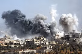 Khói bốc lên sau khi quân đội Syria tấn công vào Douma, Đông Ghouta ngày 7/4. (Nguồn: THX/TTXVN)