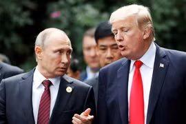 Tổng thống Mỹ Donald Trump và người đồng cấp Nga Vladimir Putin tại APEC diễn ra ở Việt Nam năm 2017. (Nguồn: Reuters)