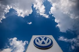 Biểu tượng Volkswagen tại một nhà máy ở Bratislava, Slovakia ngày 28/7. (Ảnh: AFP/TTXVN)