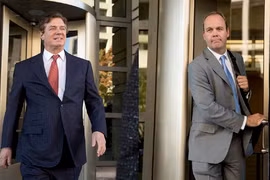 Ông Rick Gates (phải) và ông Paul Manafort (trái). (Nguồn: AP/TTXVN)