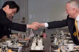 Bộ trưởng Quốc phòng Mỹ Jim Mattis (phải) và người đồng cấp Nhật Bản Itsunori Onodera trong cuộc gặp tại lầu năm Góc. (Nguồn: AFP)