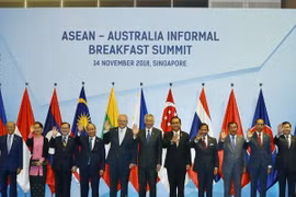 Thủ tướng Nguyễn Xuân Phúc (thứ tư, từ trái sang), Thủ tướng Australia Scott Morrison (thứ năm, từ trái sang) và các Trưởng đoàn ASEAN chụp ảnh chung. (Ảnh: Thống Nhất/TTXVN)