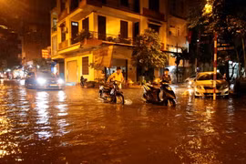 Nhiều tuyến phố ở Hà Nội ''thất thủ'' sau trận mưa lớn nhất từ đầu năm