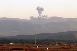 Khói bốc lên từ khu vực Afrin nhìn từ tỉnh biên giới Hatay giữa Thổ Nhĩ Kỳ-Syria ngày 20/1. (Nguồn: THX/TTXVN)