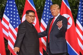 Tổng thống Mỹ Donald Trump (phải) và nhà lãnh đạo Triều Tiên Kim Jong-un tại cuộc hội đàm ở Singapore ngày 12/6. (Nguồn: THX/TTXVN)