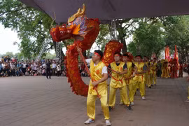 Đoàn múa lân rồng tại Đền Đô. (Ảnh: Diệp Trương/TTXVN)