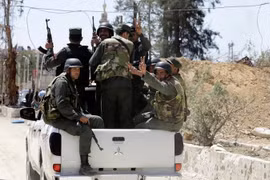 Binh sỹ Syria tuần tra tại ngoại ô Damascus ngày 16/4. (Nguồn: AFP/TTXVN)