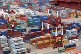Hàng hóa được xếp tại cảng ở Thanh Đảo, tỉnh Sơn Đông, Trung Quốc. (Ảnh: EPA-EFE/TTXVN)