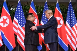 Nhà lãnh đạo Triều Tiên Kim Jong-un (trái) trong cuộc gặp lịch sử với Tổng thống Mỹ Donald Trump tại Singapore ngày 12/6. (Nguồn: EPA/TTXVN)