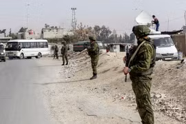 Quân cảnh Nga tuần tra gần khu vực Đông Douma. (Nguồn: AFP/TTXVN)