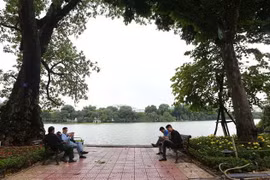 Bầu trời Hà Nội chuyển sang màu xám, đánh dấu chuyển giao thời của tiết sang Đông. (Ảnh: Danh Lam/TTXVN)