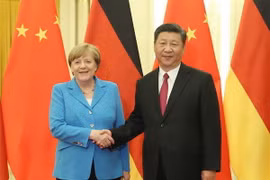 Chủ tịch Trung Quốc Tập Cận Bình tiếp Thủ tướng Đức Angela Merkel. (Nguồn: Xinhua)