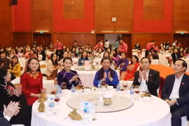 Chủ tịch Quốc hội Nguyễn Thị Kim Ngân với các đại biểu tại cuộc gặp mặt. (Ảnh: Trọng Đức/TTXVN)