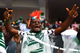 Niềm vui của cổ động viên Nigeria trước chiến thắng của đội nhà trước Iceland. (Ảnh minh họa. Nguồn: THX/TTXVN)