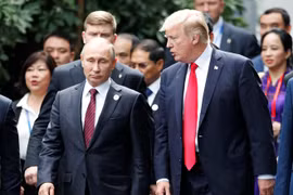 Tổng thống Mỹ Donald Trump và người đồng cấp Nga Vladimir Putin tại Hội nghị APEC diễn ra ở Đà Nẵng, Việt Nam. (Nguồn: Time)