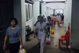 Bệnh nhân quay trở về phòng bệnh sau vụ cháy. (Ảnh: CTV cung cấp)