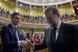 Thủ tướng bị phế truất Mariano Rajoy (phải) và tân Thủ tướng Pedro Sanchez sau phiên bỏ phiếu bất tín nhiệm của Quốc hội ở Madrid ngày 1/6. (Nguồn: AFP/TTXVN)