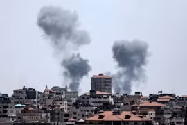 Khói bốc lên sau các cuộc không kích do quân đội Israel tiến hành nhằm vào các vị trí của phong trào Hồi giáo Hamas ở Dải Gaza ngày 29/5. (Nguồn: AFP/TTXVN)