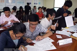 Nộp hồ sơ đăng ký dự thi đại học-cao đẳng. (Ảnh: Phương Vy/TTXVN)