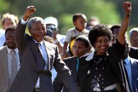 Cố Tổng thống Nam Phi Nelson Mandela và vợ. (Nguồn: Reuters)
