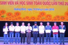 Chín thí sinh xuất sắc vinh dự được nhận Bằng khen của Bộ Giáo dục và Đào tạo. (Ảnh: Võ Dung/TTXVN)