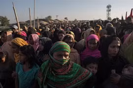 Người Rohingya xếp hàng nhận hàng hóa cứu trợ tại trại tị nạn Kutupalong ở Cox's Bazar, Bangladesh. (Nguồn: AFP/TTXVN)