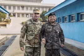 Tướng Robert B. Abrams (trái) trong chuyến thăm làng đình chiến Panmunjom ngày 11/11. (Nguồn: Yonhap)