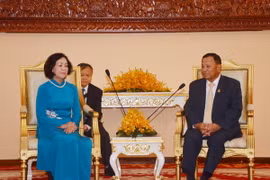 Chủ tịch Thượng viện, Phó Chủ tịch đảng Nhân dân Campuchia (CPP) Samdech Say Chhum đón tiếp bà Trương Thị Mai. (Ảnh: Minh Hưng-Chanh Đa/TTXVN)
